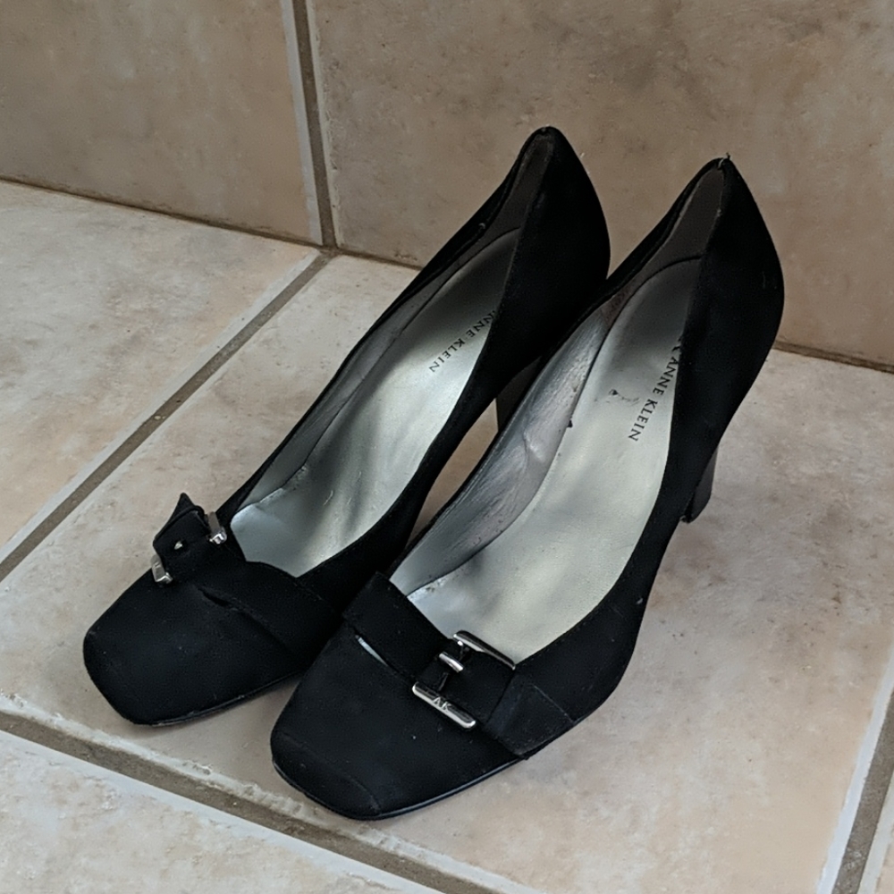 Black Pumps